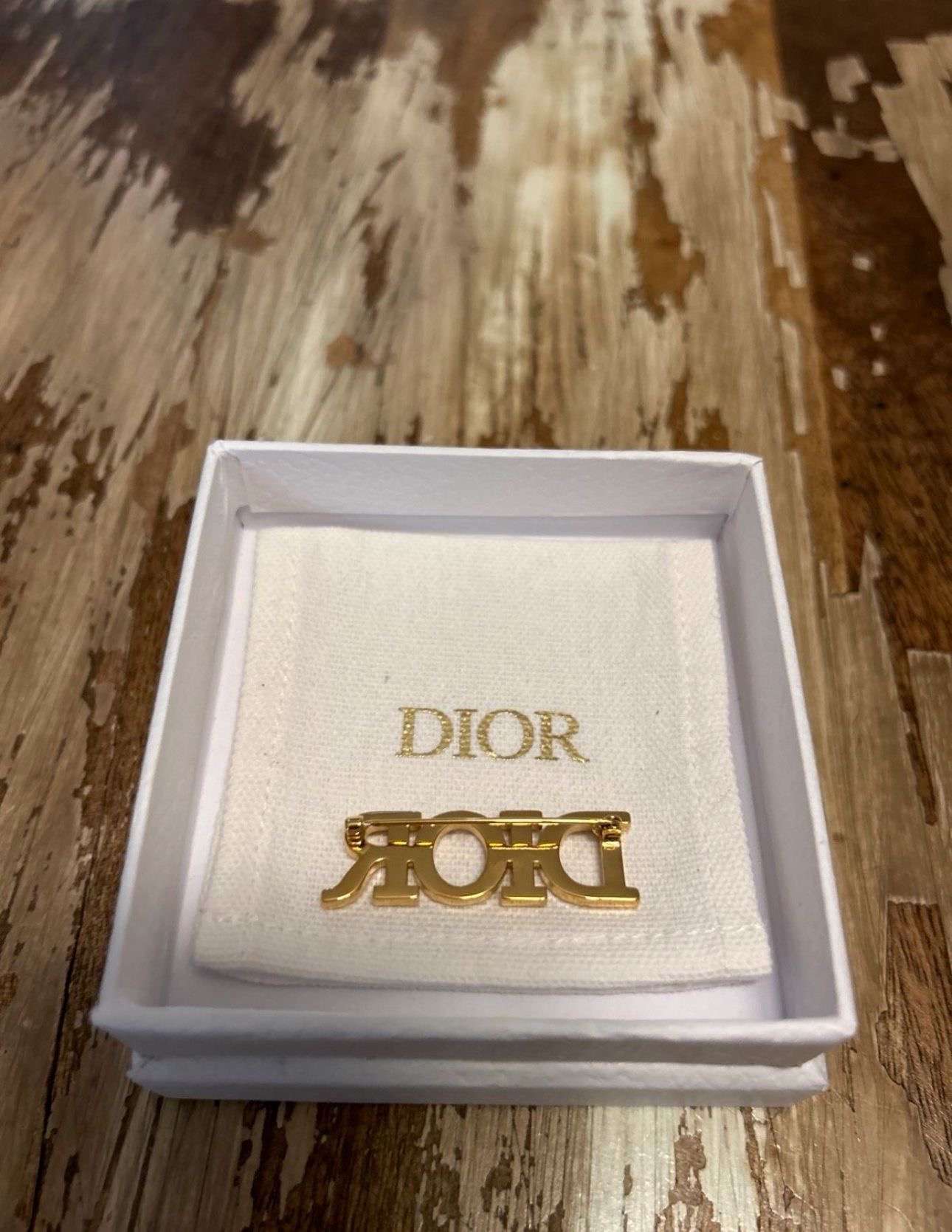 Dior brošňa