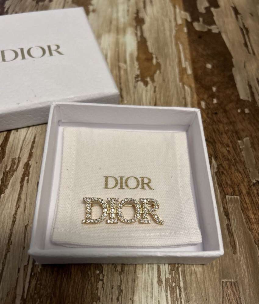 Dior brošňa