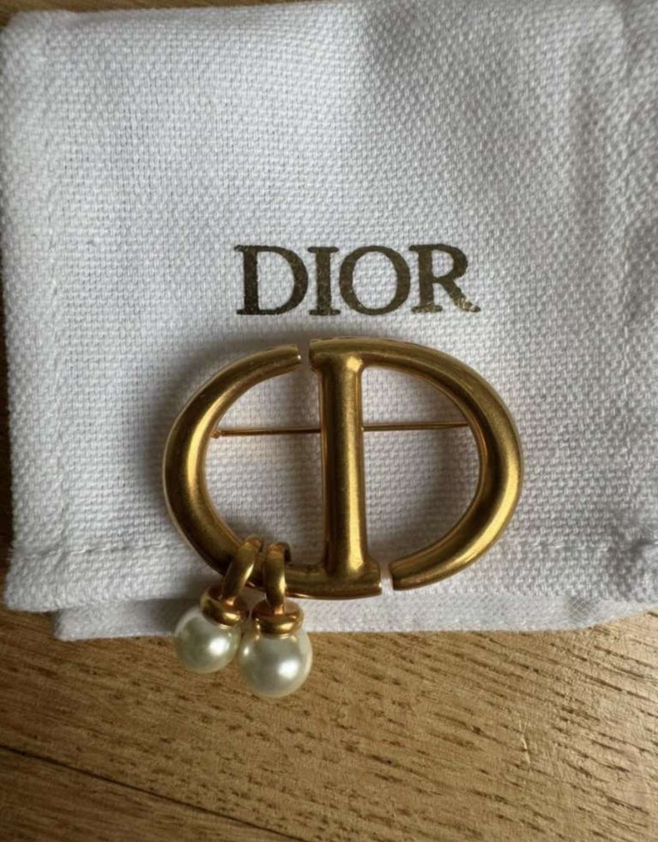 Dior brošňa