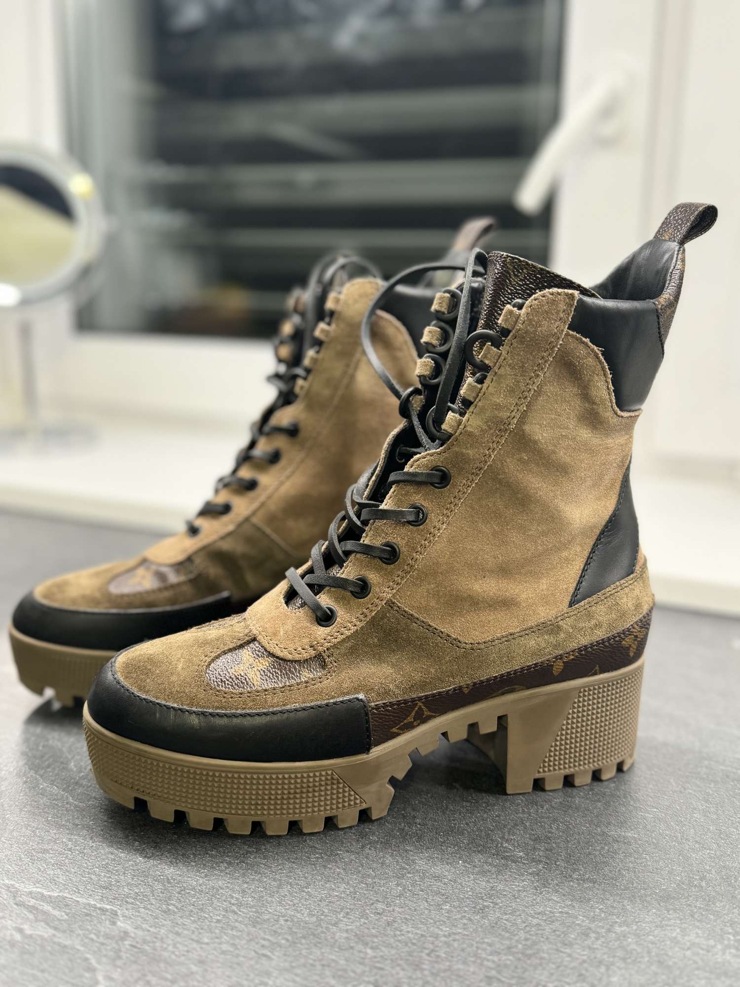 Louis VUITTON Laureate Desert Boot