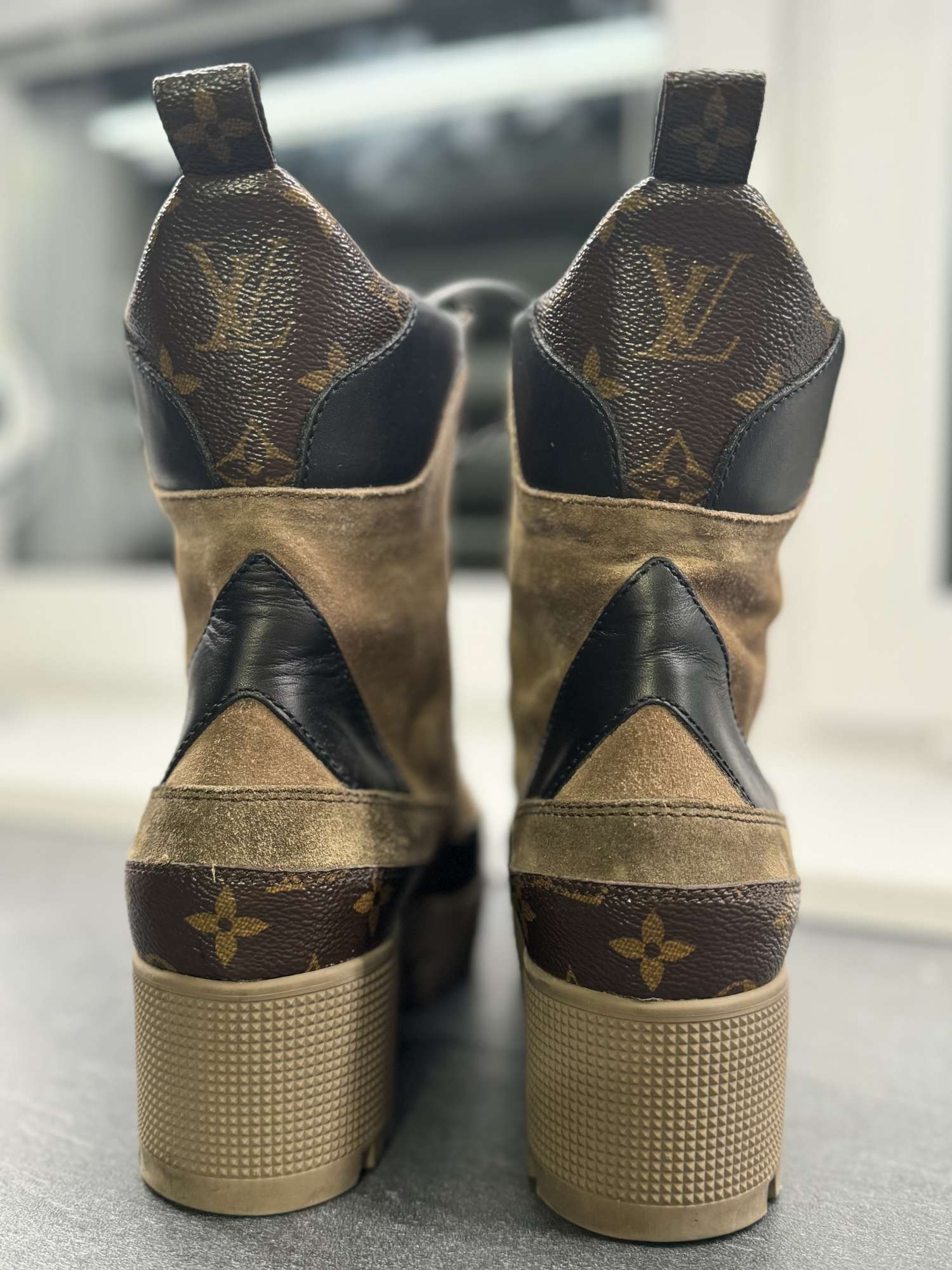 Louis VUITTON Laureate Desert Boot