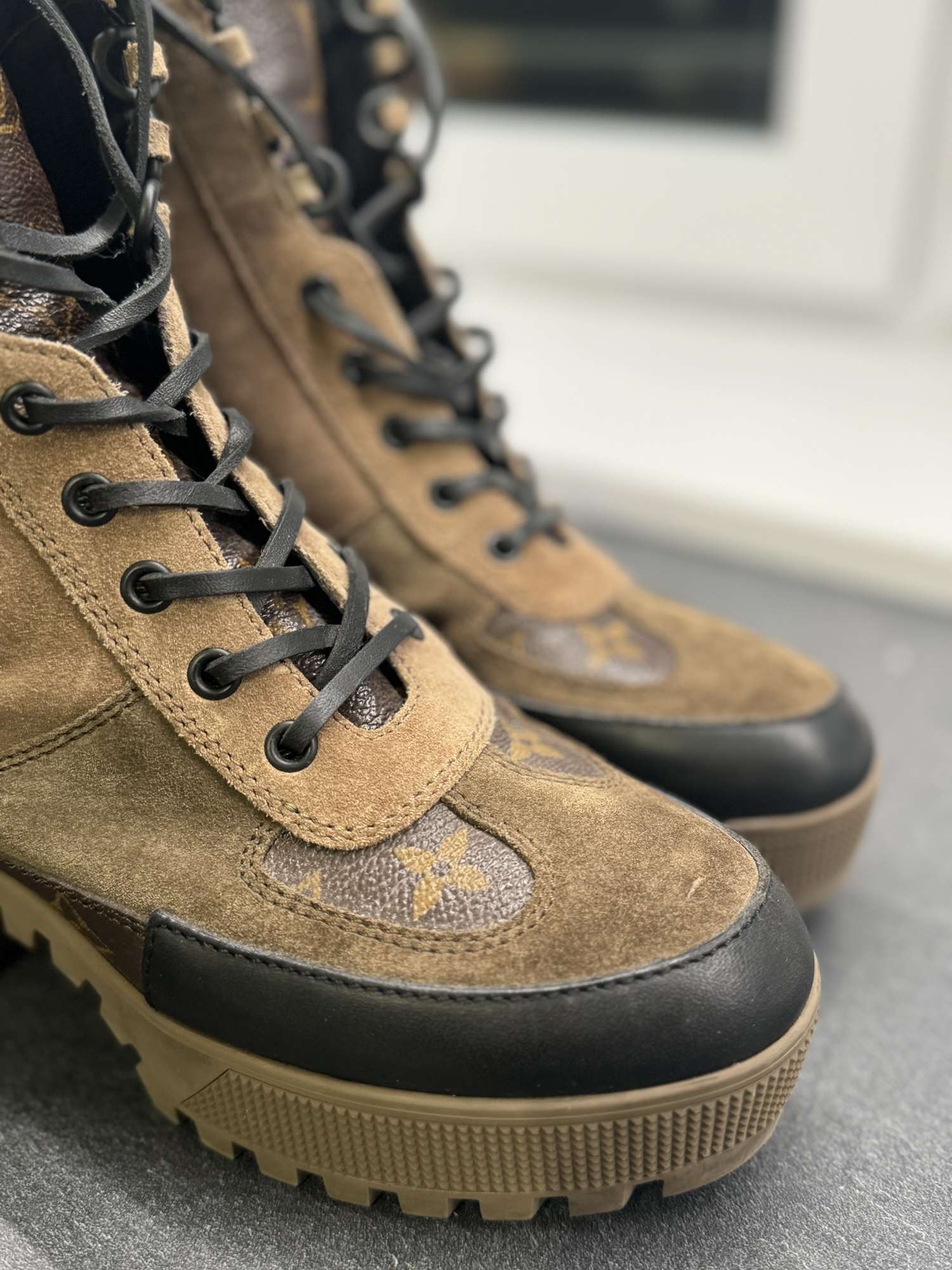 Louis VUITTON Laureate Desert Boot