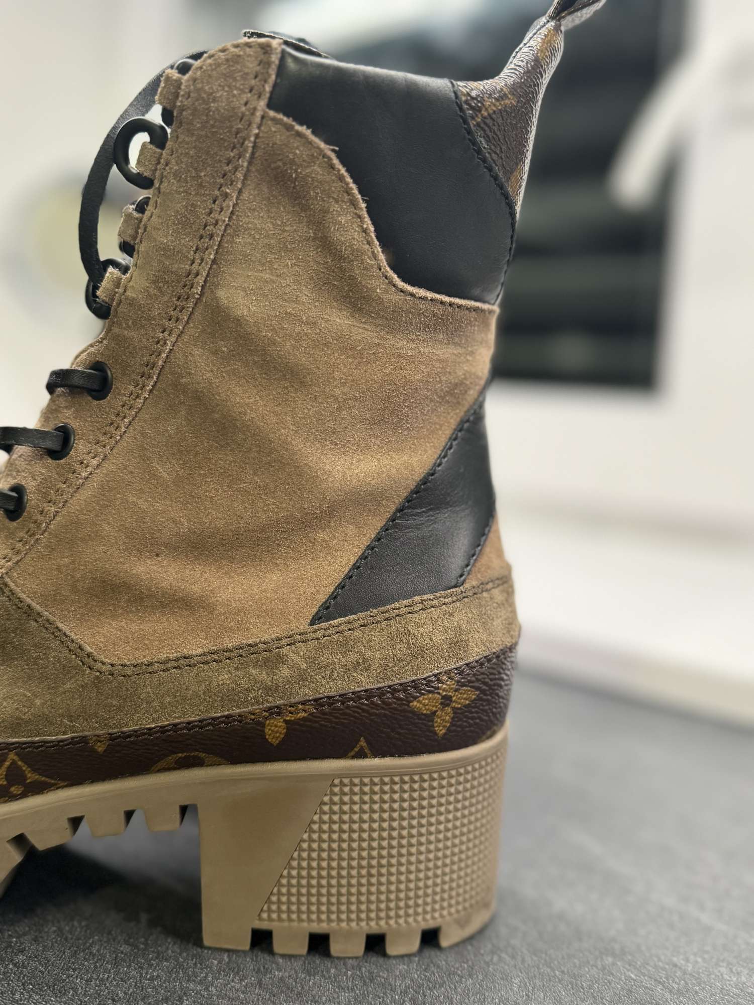 Louis VUITTON Laureate Desert Boot