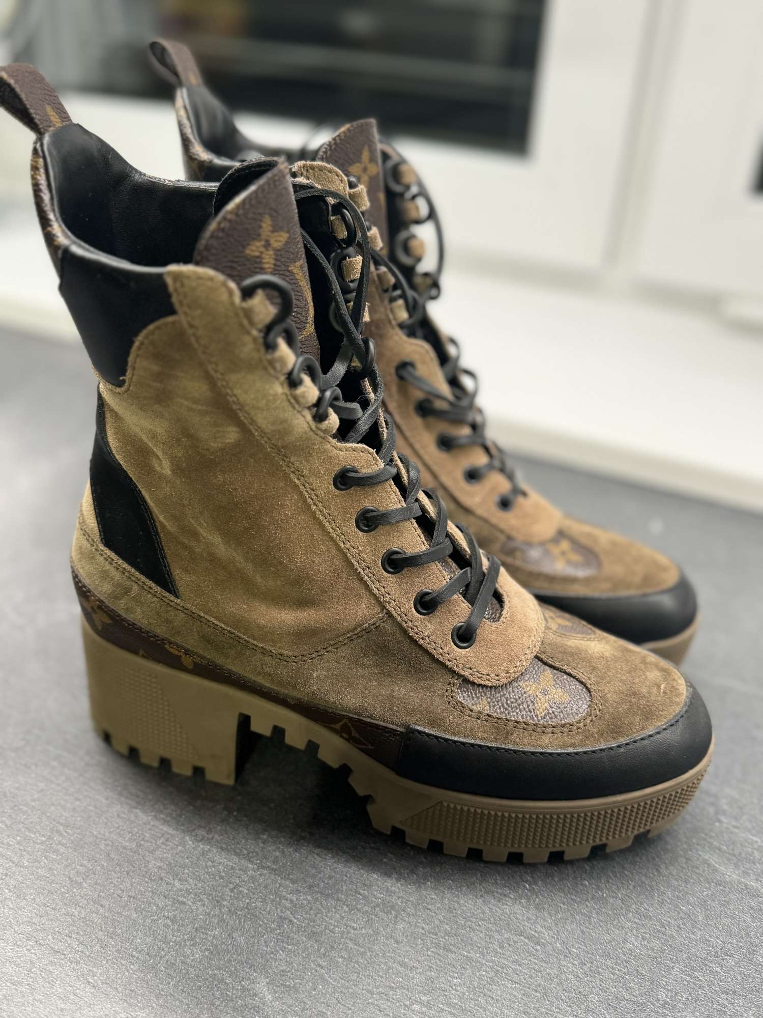 Louis VUITTON Laureate Desert Boot