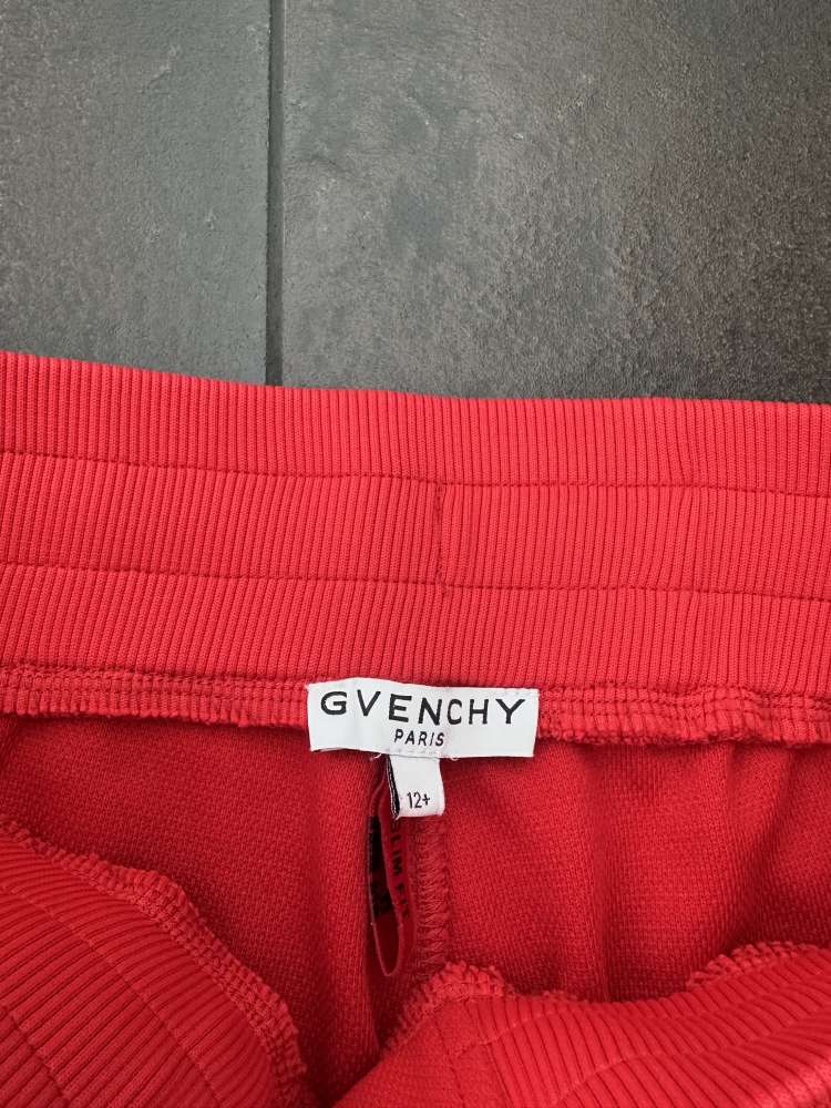 Givenchy jogging kalhoty , téměř nenosene, dobry stav