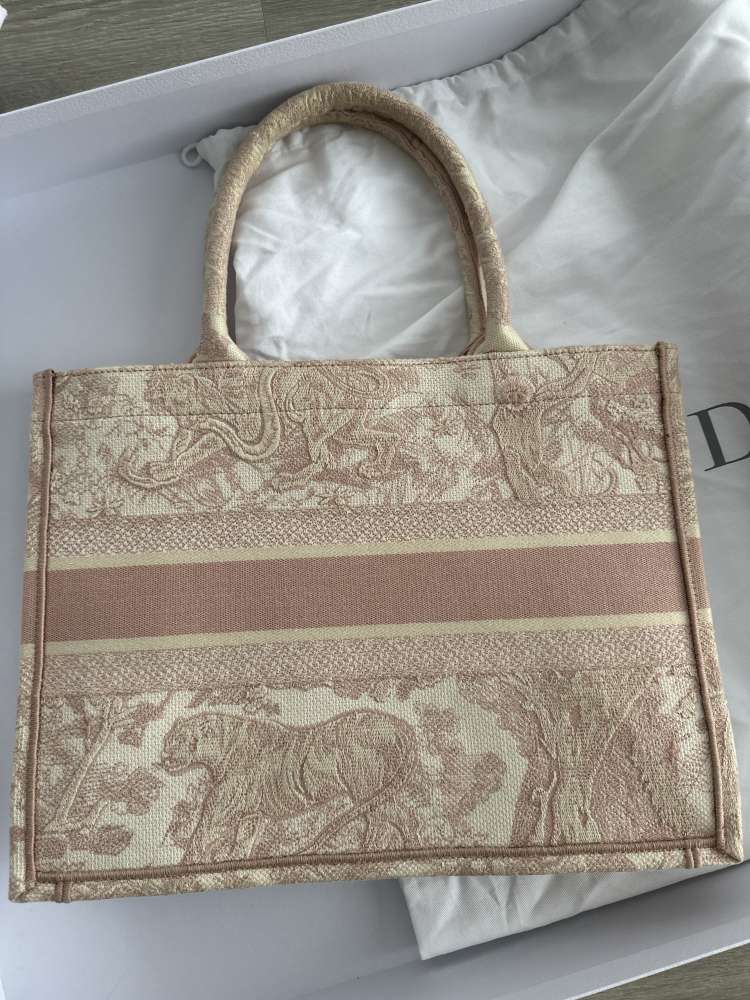 Dior totebook medium