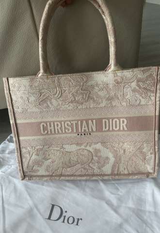 https://vipluxury.sk/Dior totebook medium