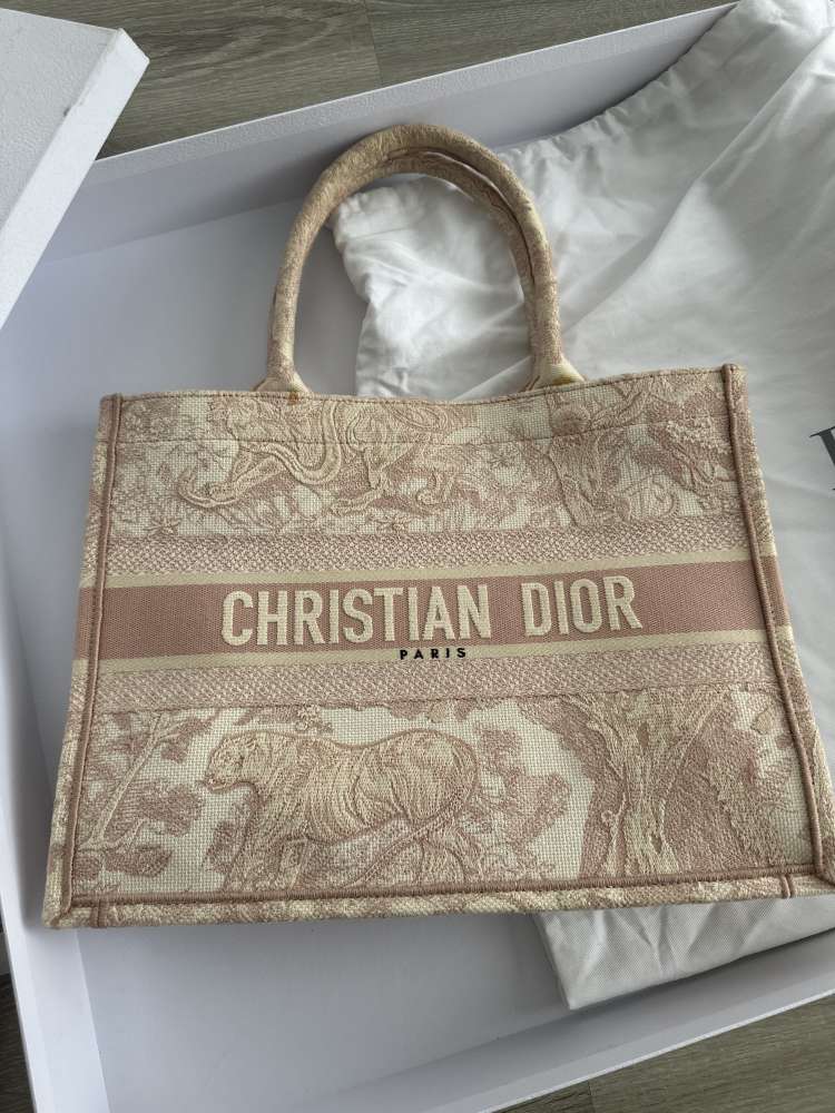Dior totebook medium