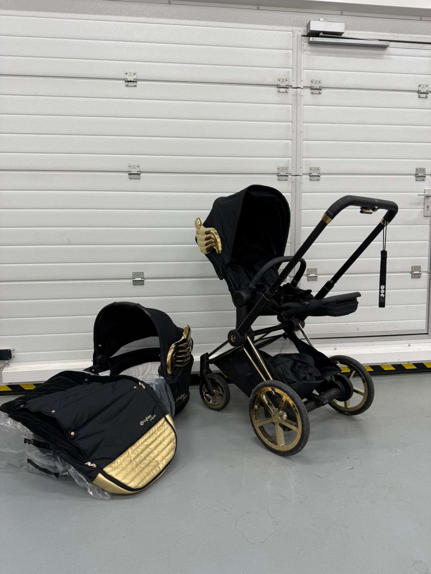 Cybex e Priam by Jeremy Scott Wings