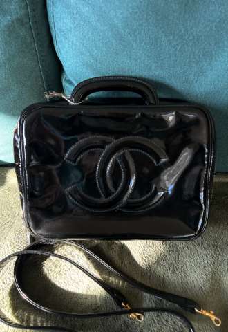 https://vipluxury.sk/Chanel patent case Bag