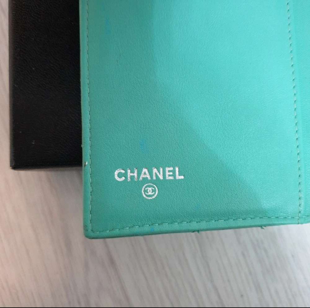 Wallet with chain