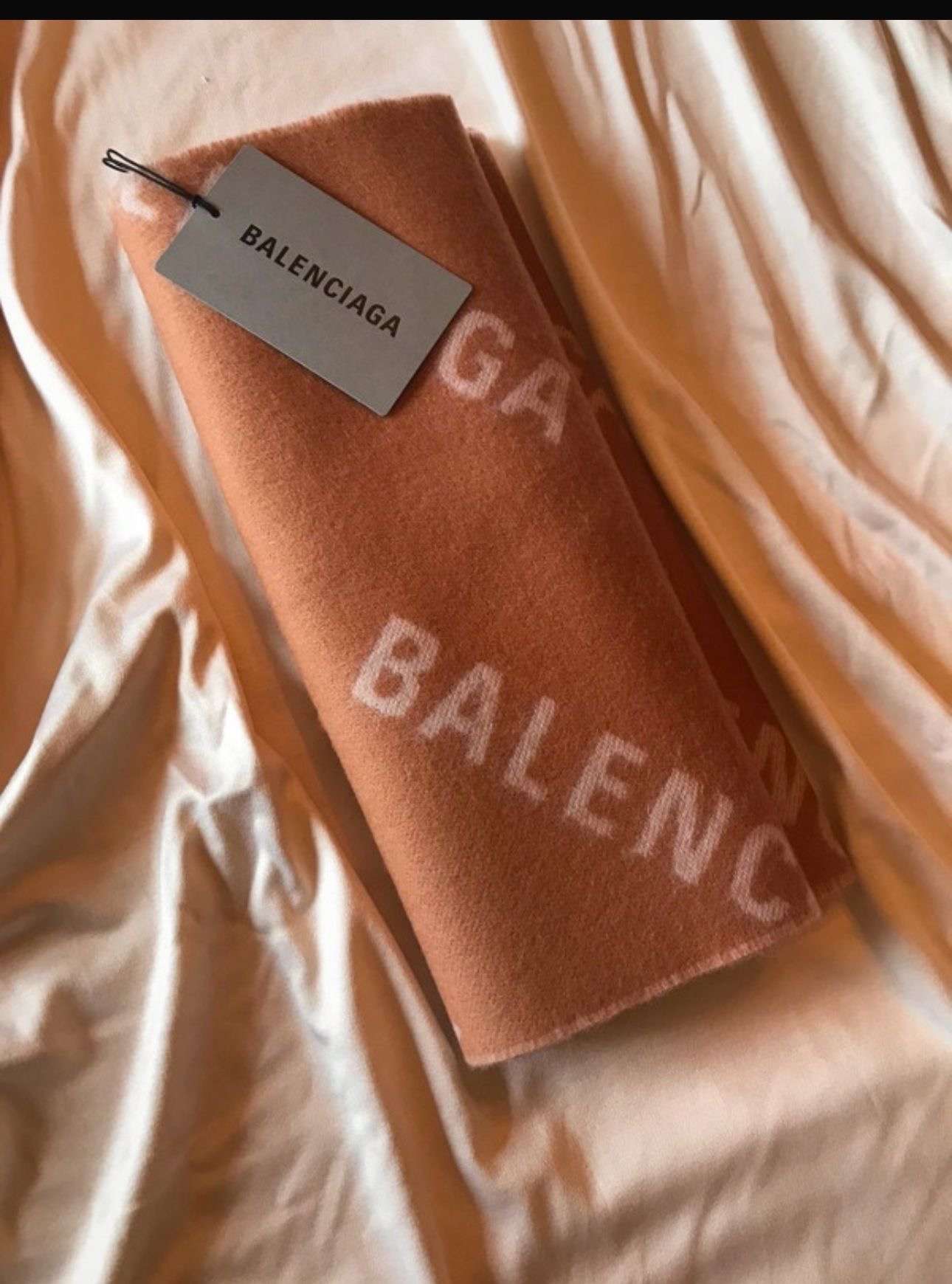 Balenciaga sal