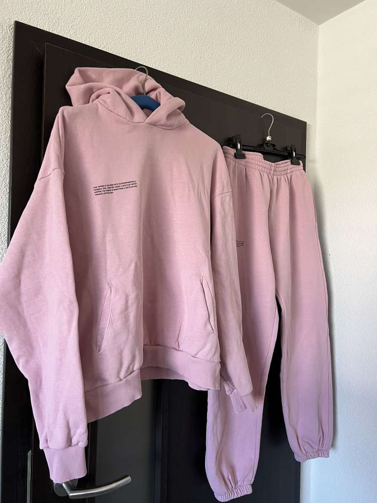 Pangaia bledoružová tepláková súprava