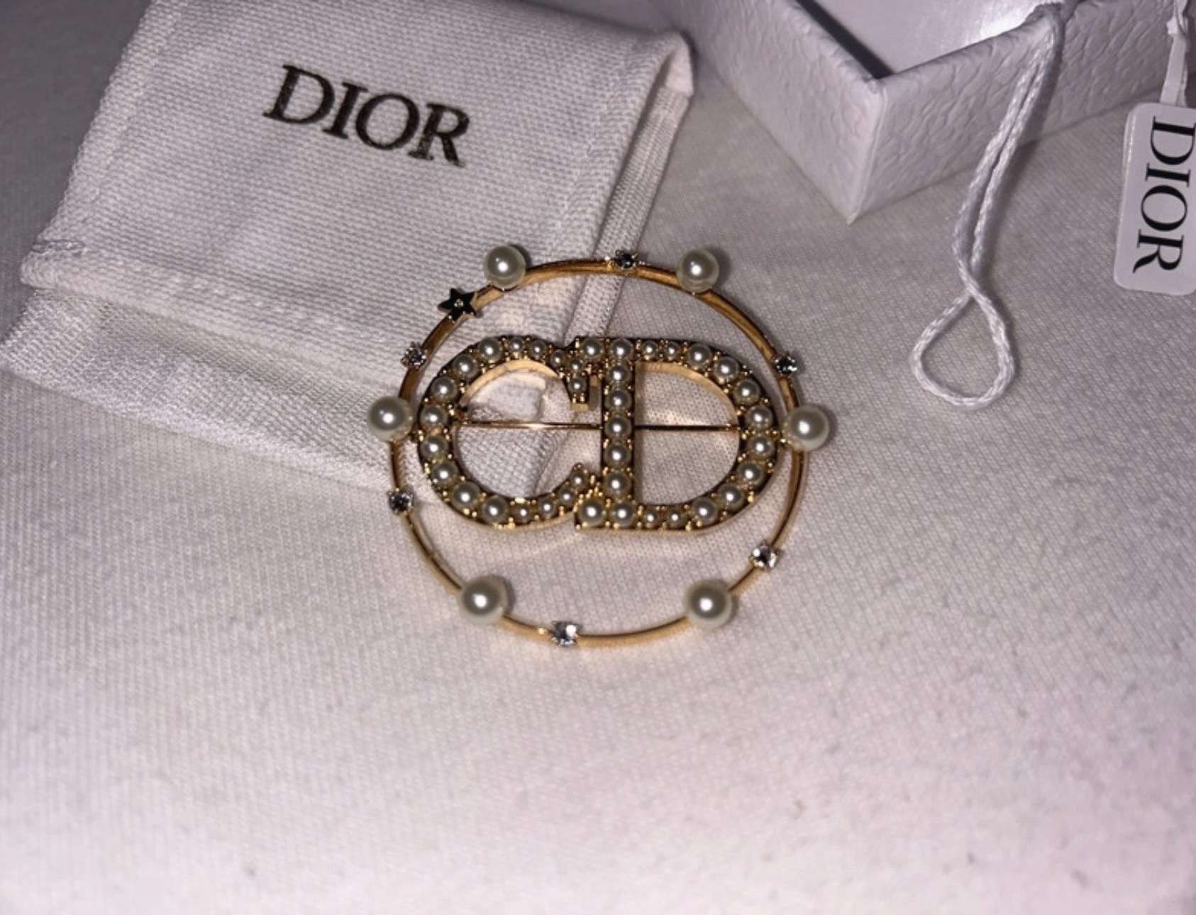 Dior brošňa