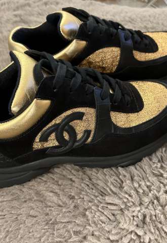 https://vipluxury.sk/CHANEL Black/Gold Suede and Leather CC Low Top Sneakers