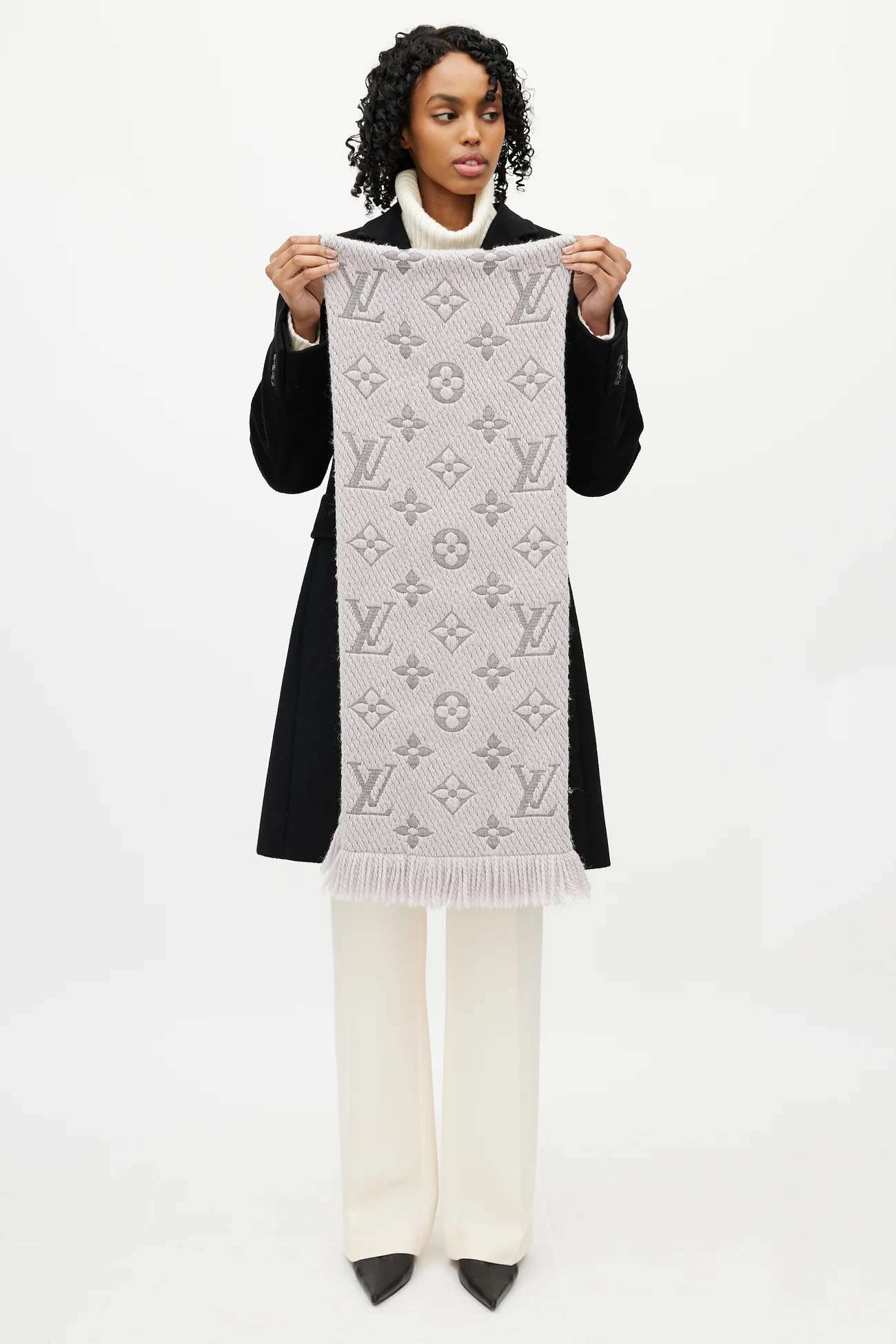 LOUIS VUITTON ŠEDÝ ŠÁL