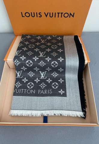 https://vipluxury.sk/LOUIS VUITTON SHAWL V ČIERNEJ DENIM FARBE