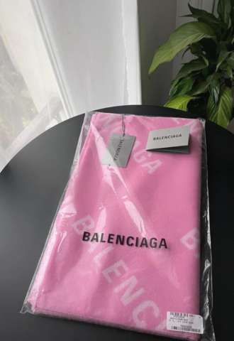 https://vipluxury.sk/Balenciaga šál