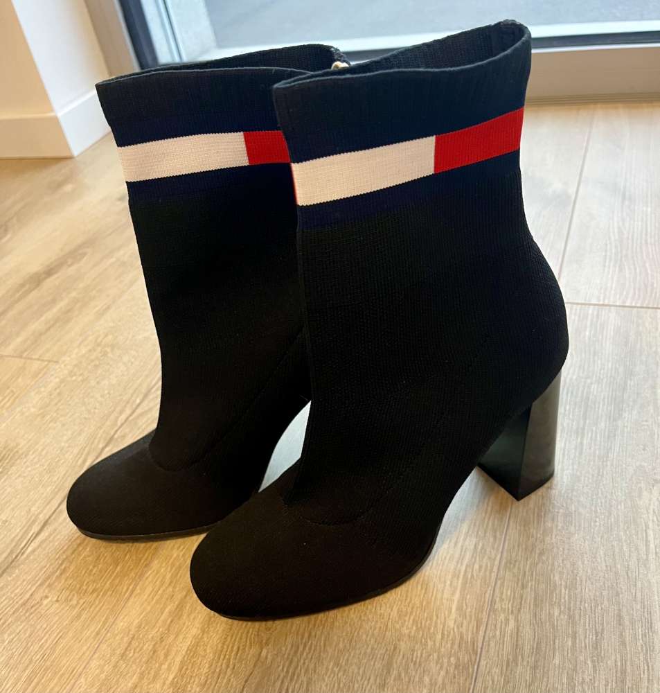 Tommy Jeans kotníkové čižmy 37