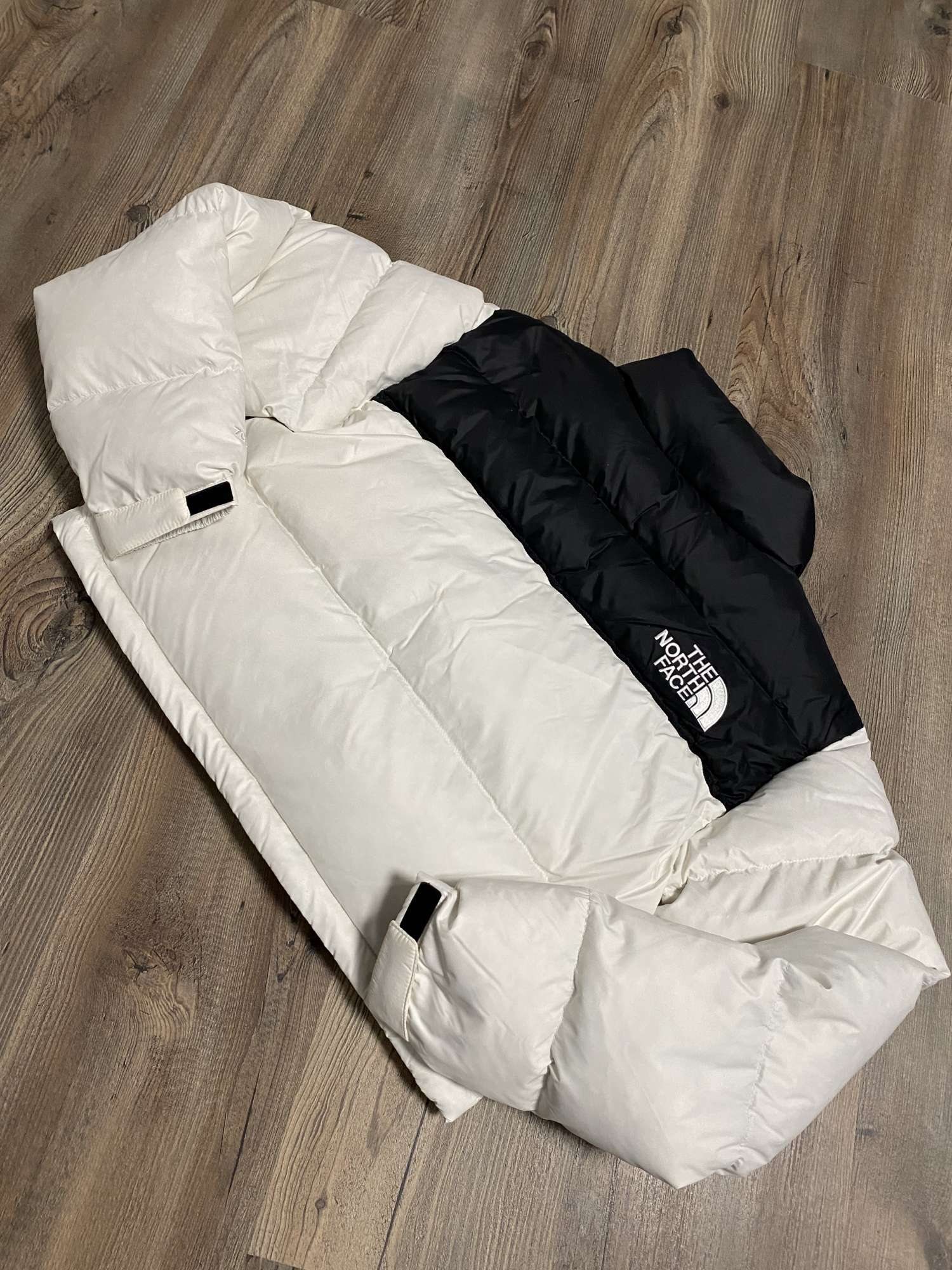 The North Face Nuptse Short bunda