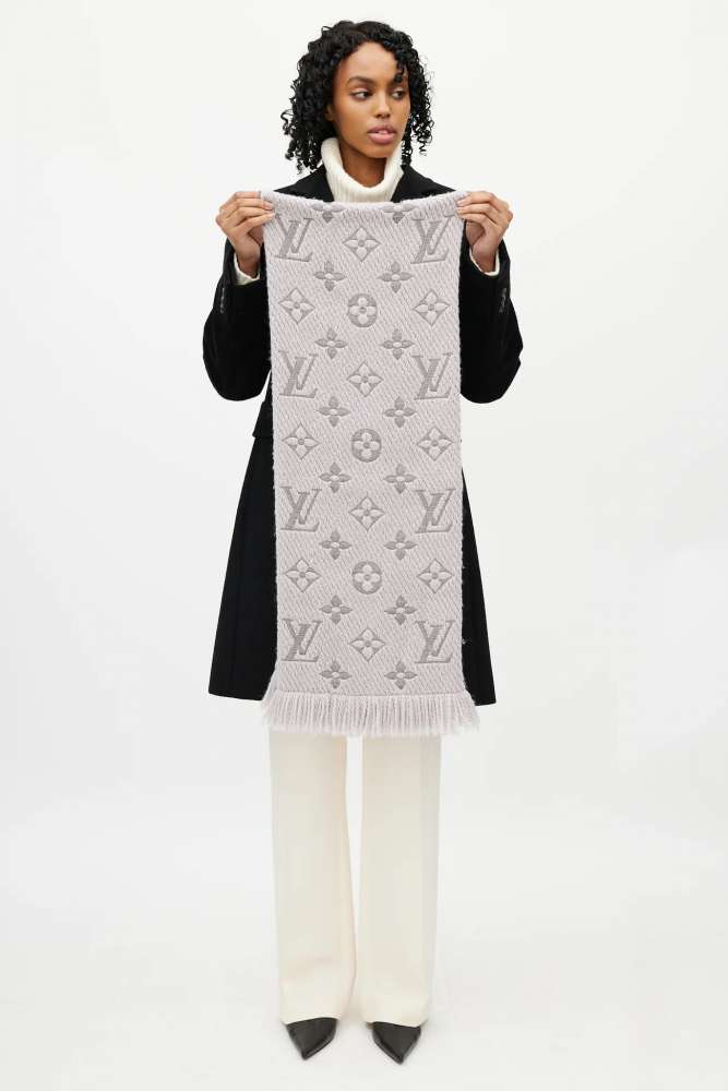 LOUIS VUITTON ŠEDÝ ŠÁL
