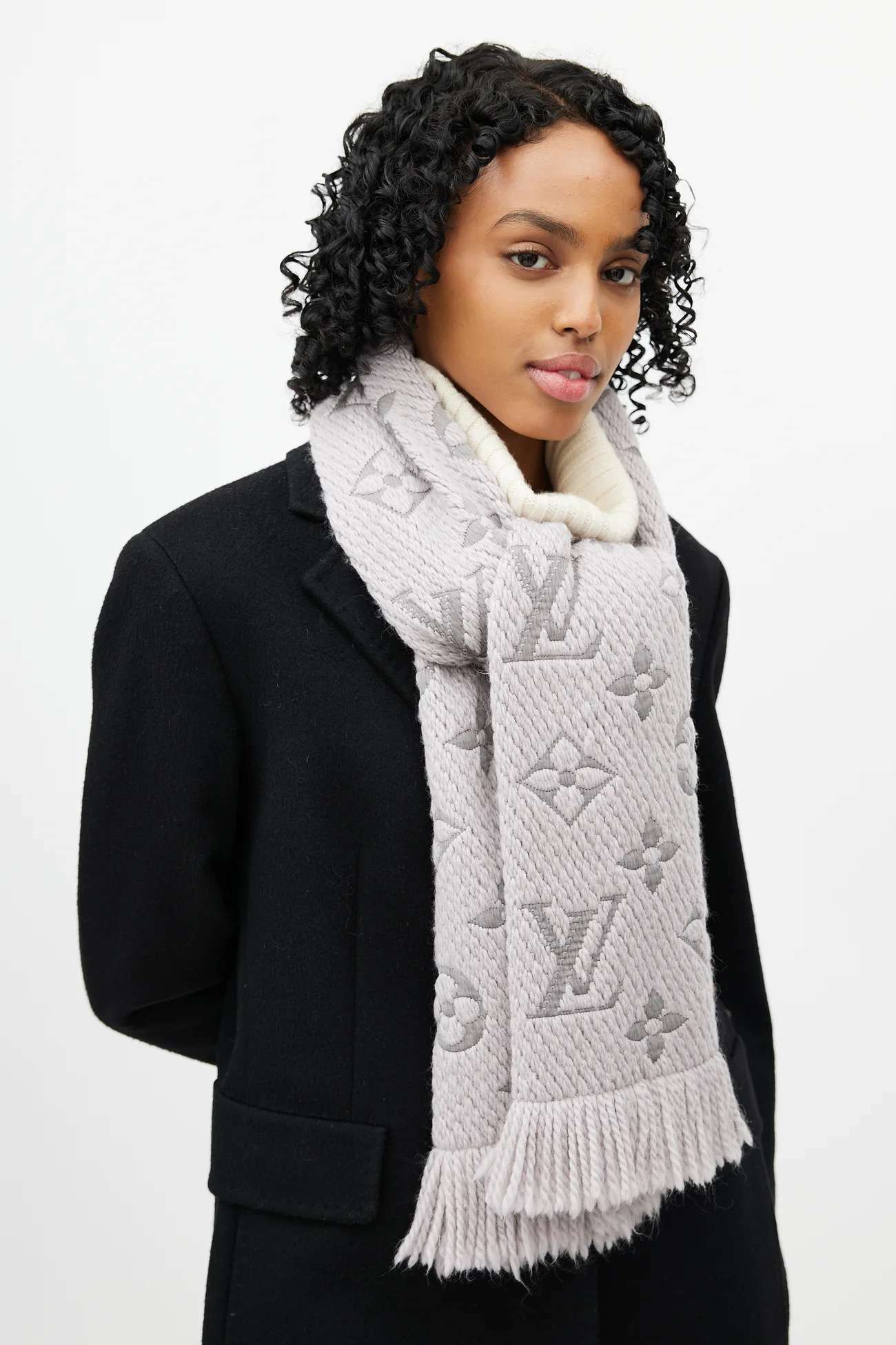 LOUIS VUITTON ŠEDÝ ŠÁL