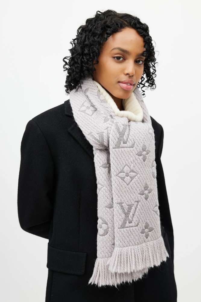 LOUIS VUITTON ŠEDÝ ŠÁL