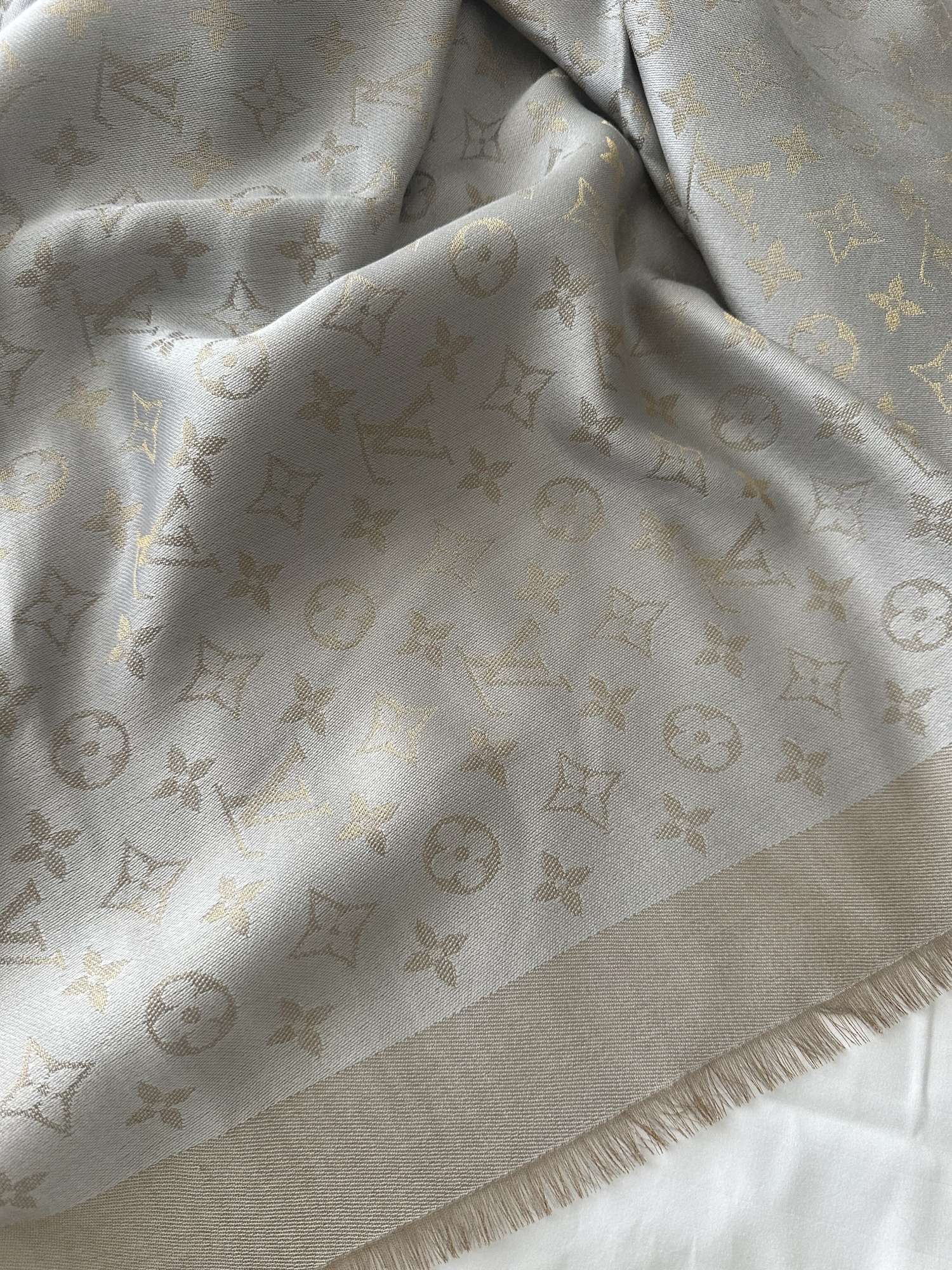 Nová šatka Louis Vuitton model Monogram Shine Greige