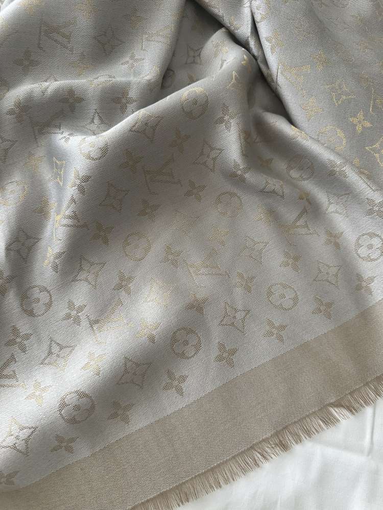 Nová šatka Louis Vuitton model Monogram Shine Greige