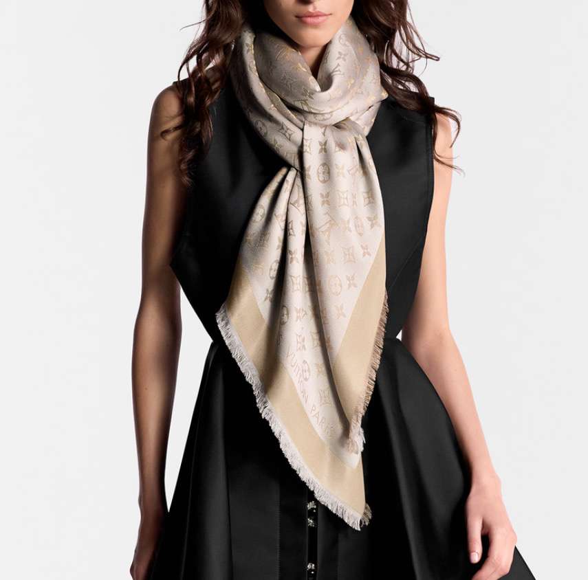 Nová šatka Louis Vuitton model Monogram Shine Greige