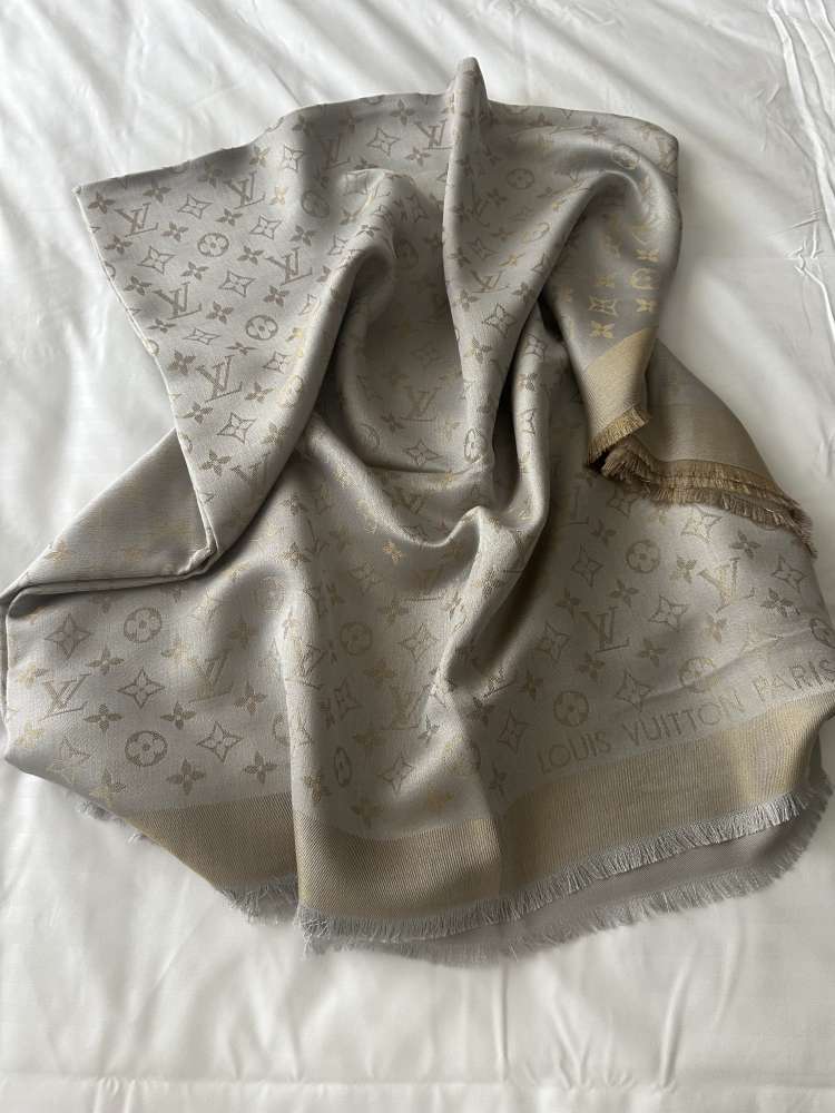 Nová šatka Louis Vuitton model Monogram Shine Greige