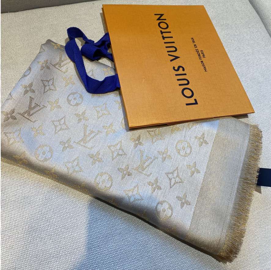 Nová šatka Louis Vuitton model Monogram Shine Greige