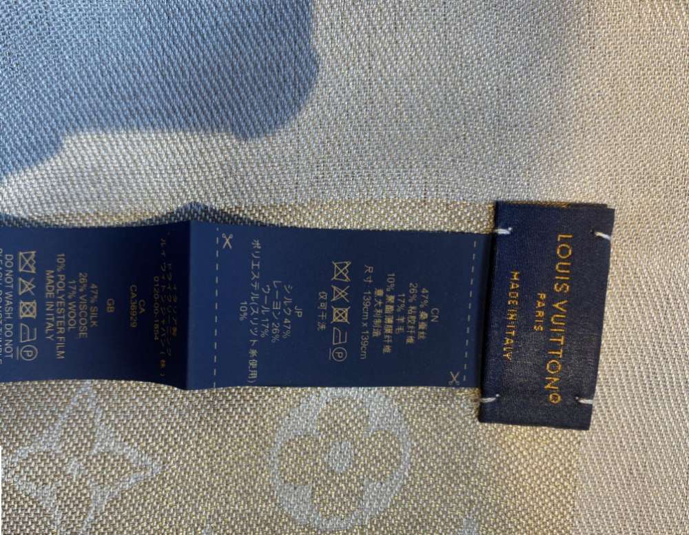 Nová šatka Louis Vuitton model Monogram Shine Greige