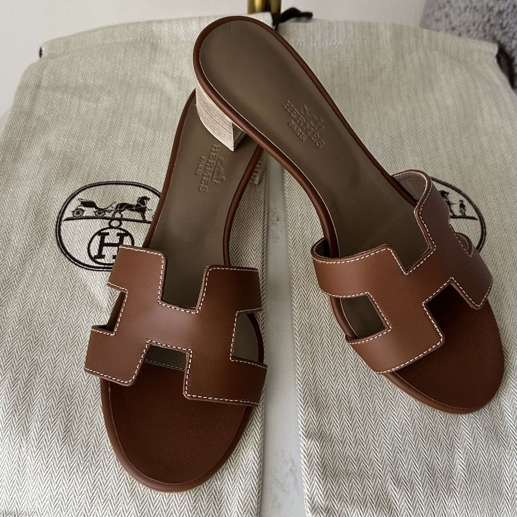 Nové šľapkyHermes Oasis farba zlatá veľkosť 37