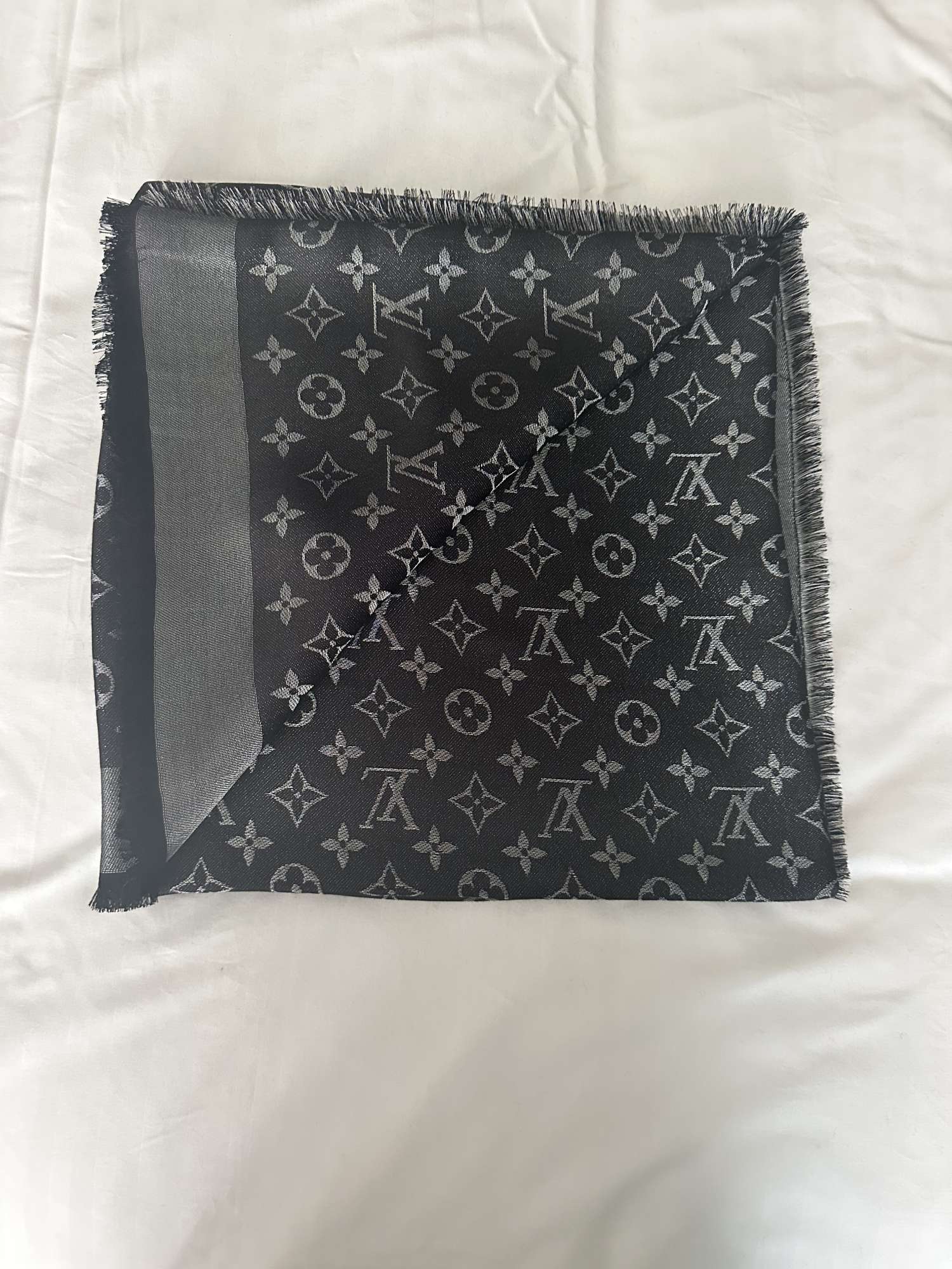 Nový šál Louis Vuitton monogram lesk čierny M75123