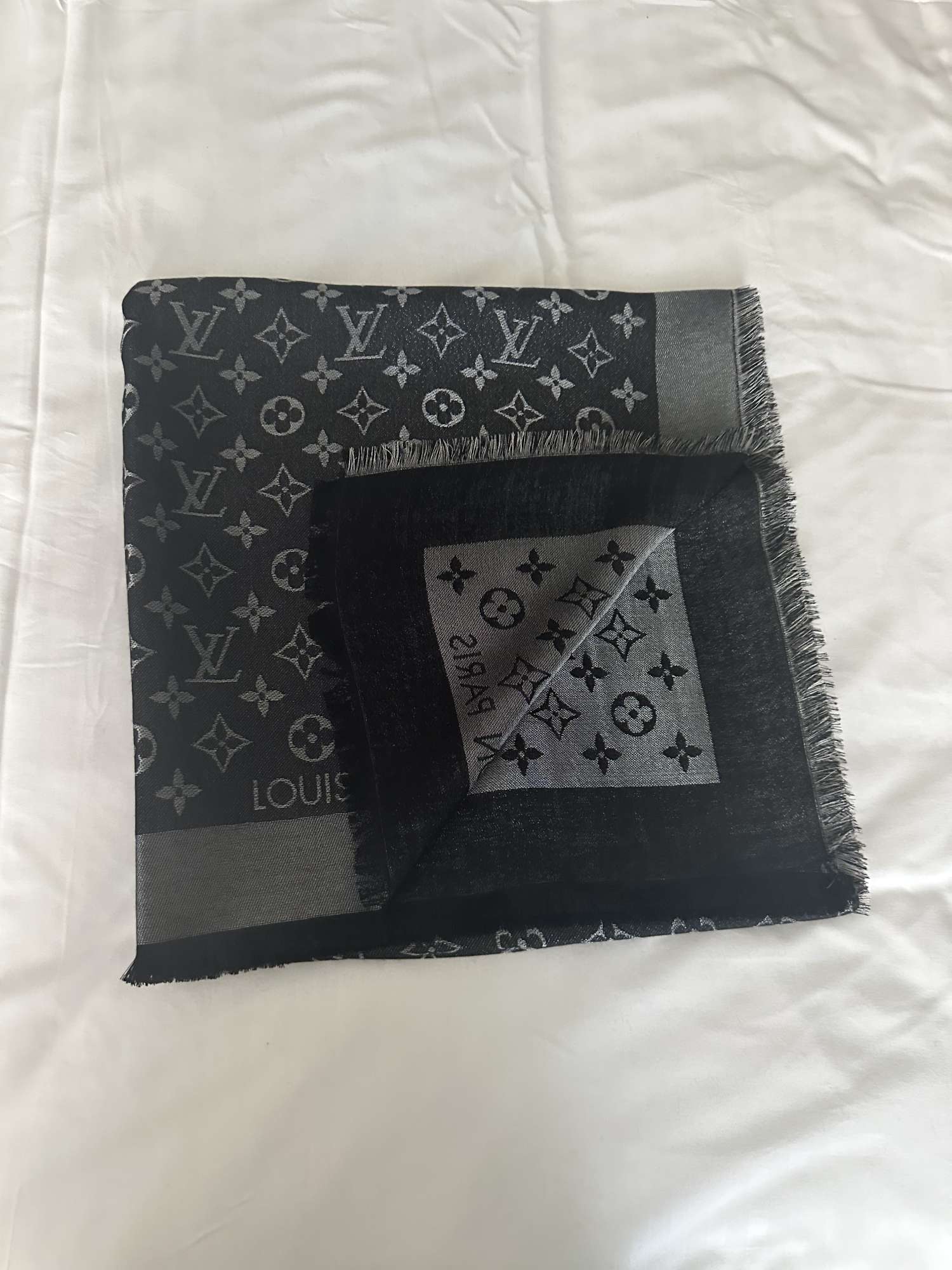 Nový šál Louis Vuitton monogram lesk čierny M75123