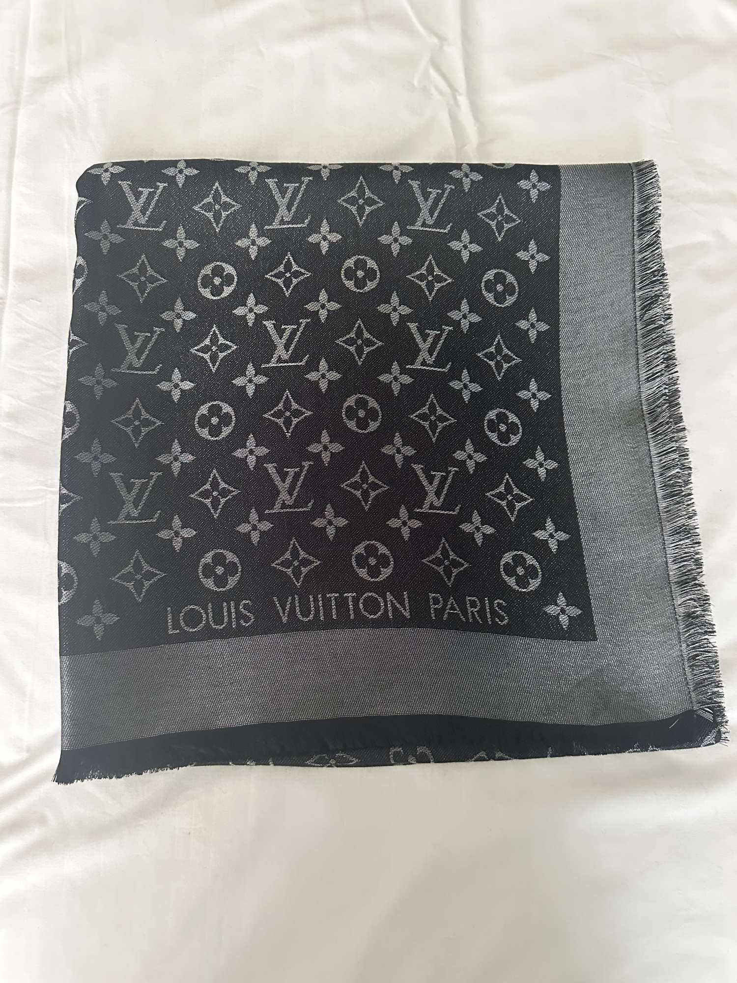 Nový šál Louis Vuitton monogram lesk čierny M75123