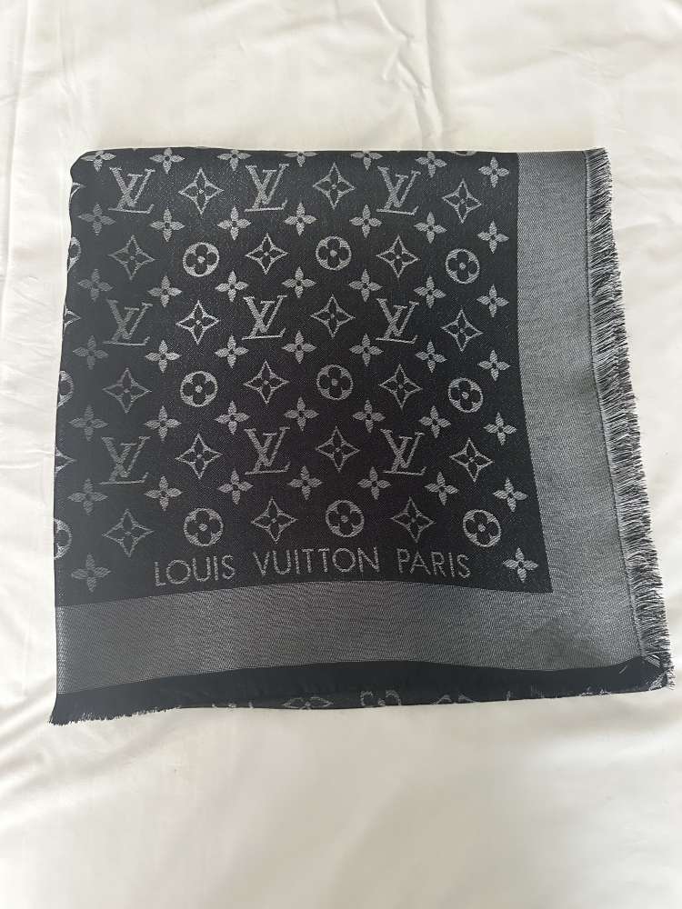 Nový šál Louis Vuitton monogram lesk čierny M75123