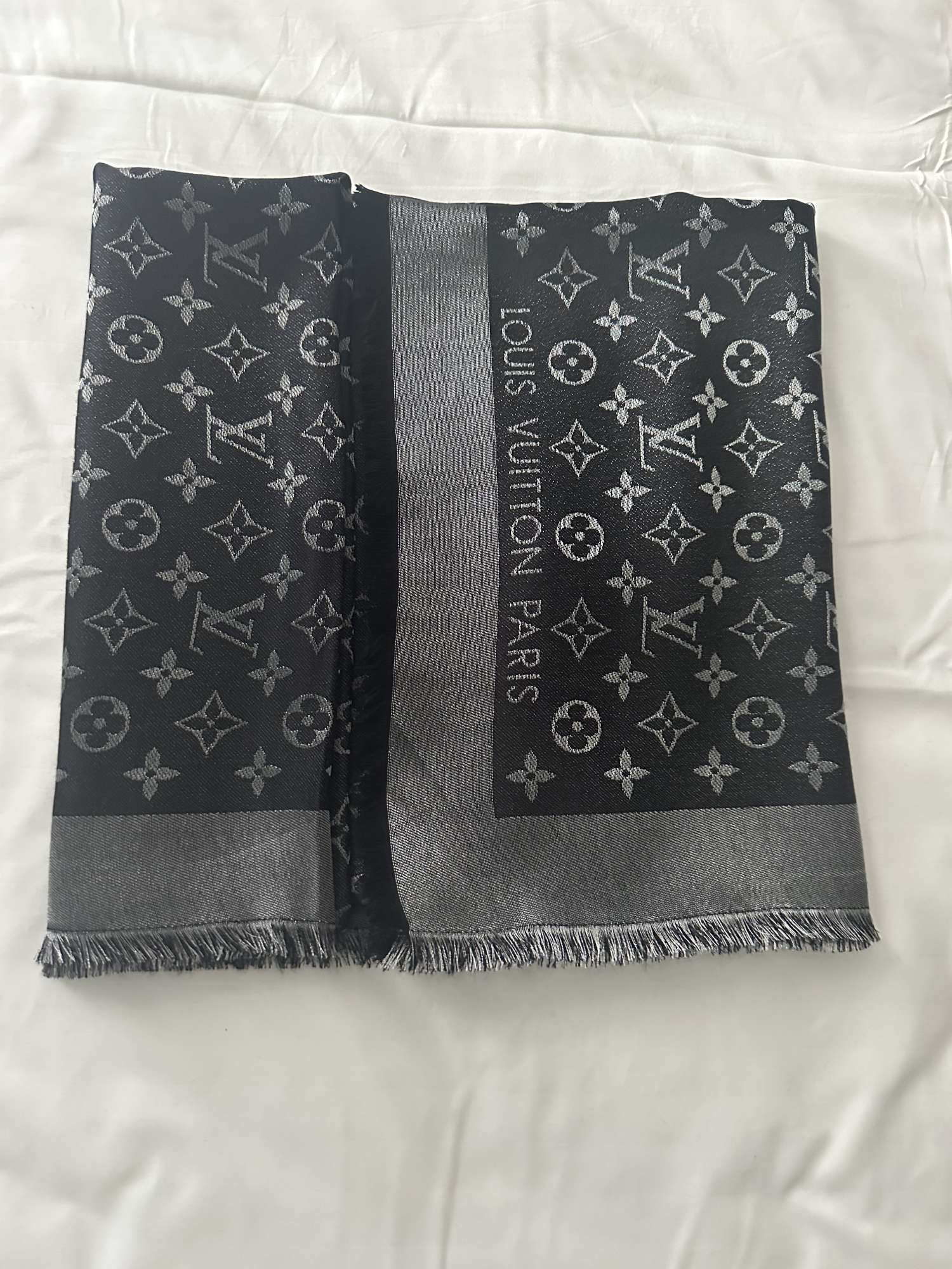 Nový šál Louis Vuitton monogram lesk čierny M75123
