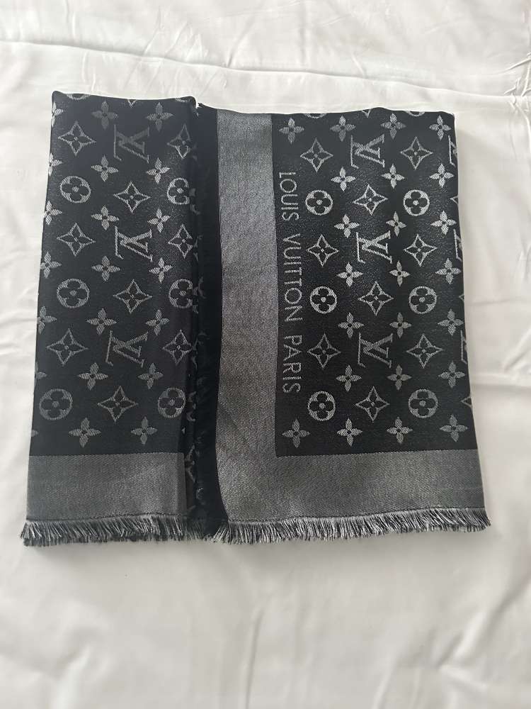 Nový šál Louis Vuitton monogram lesk čierny M75123