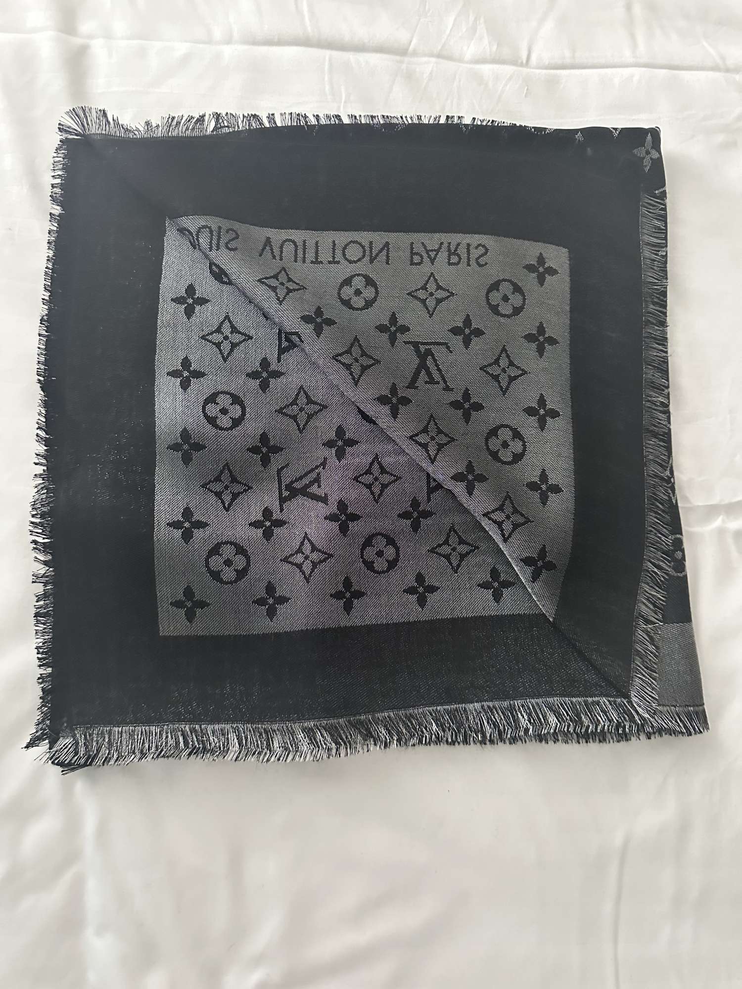 Nový šál Louis Vuitton monogram lesk čierny M75123