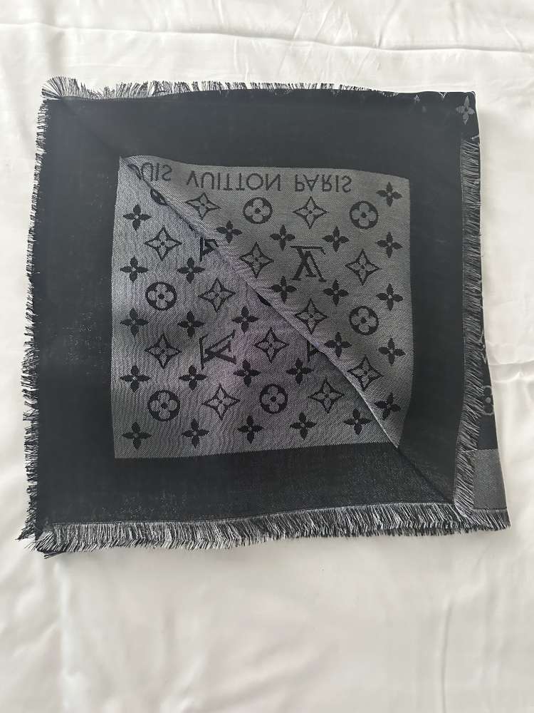 Nový šál Louis Vuitton monogram lesk čierny M75123