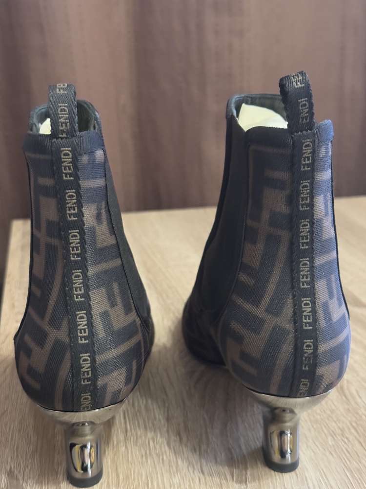 Fendi kotničky