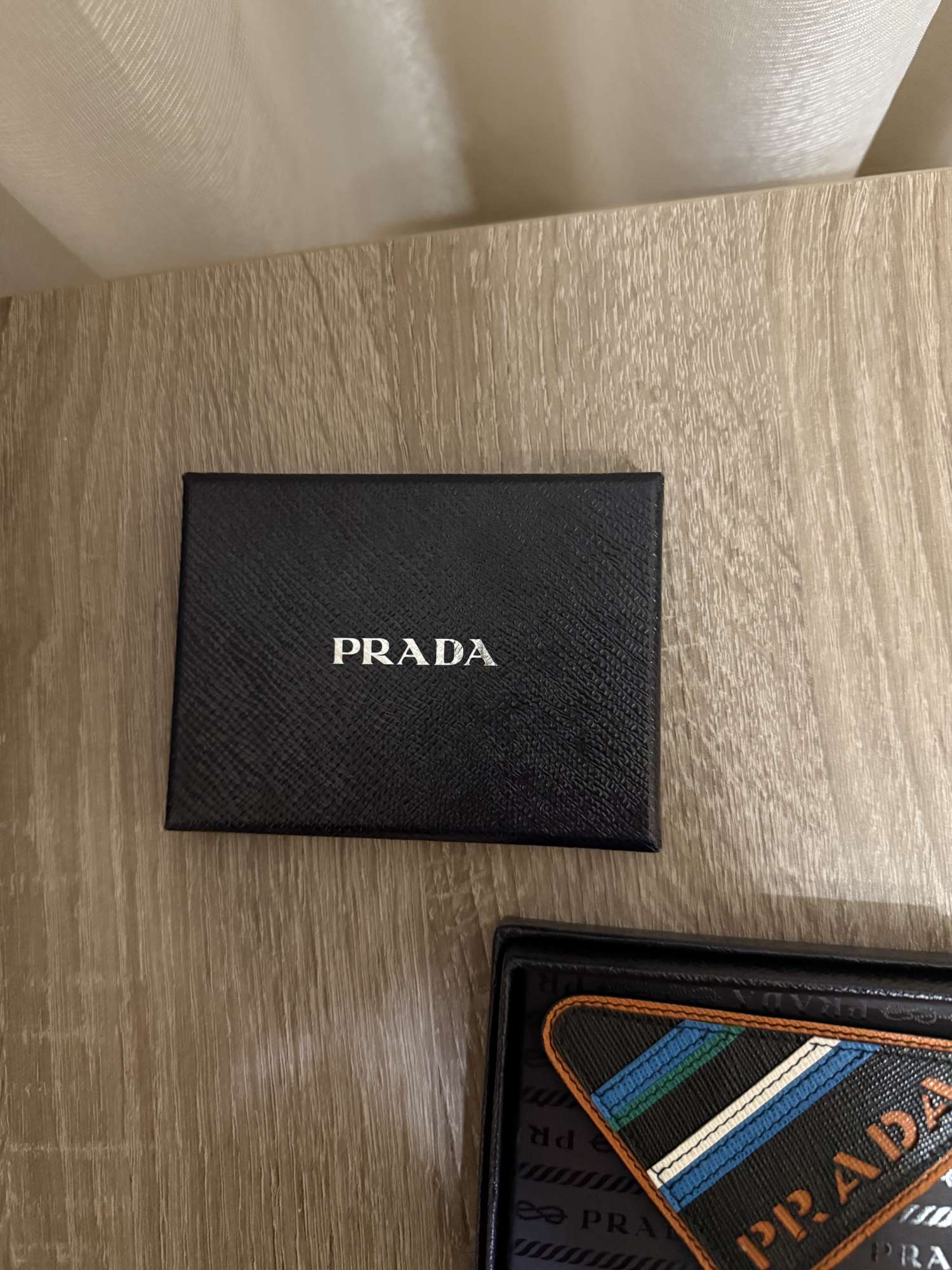 Prada brošňa