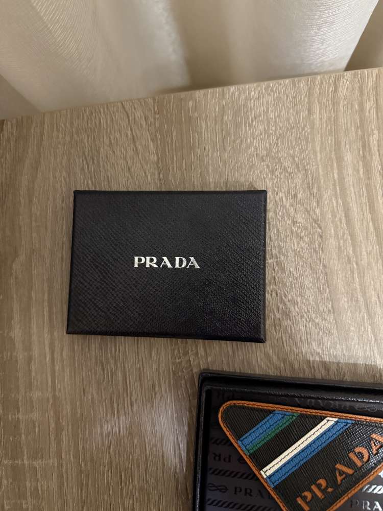 Prada brošňa
