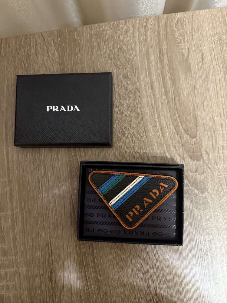 Prada brošňa