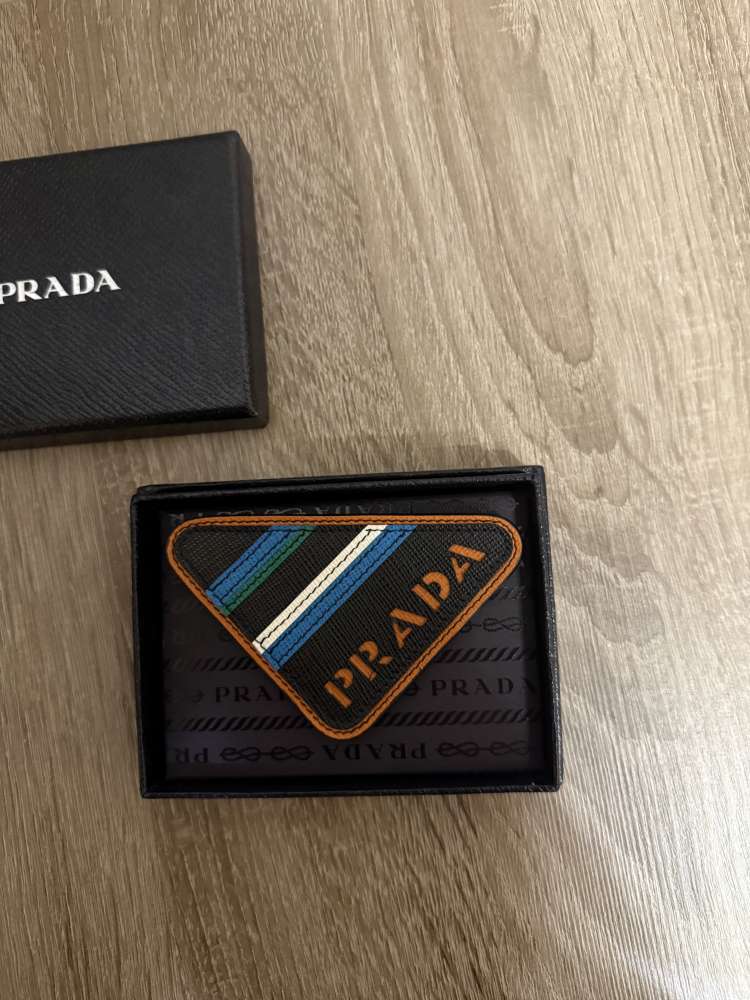 Prada brošňa