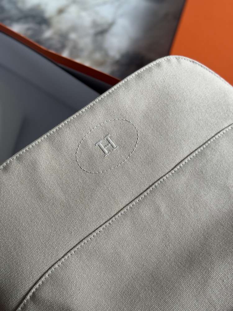 Hermès „Kirigami“ – Umenie praktickosti v ikonickom luxuse