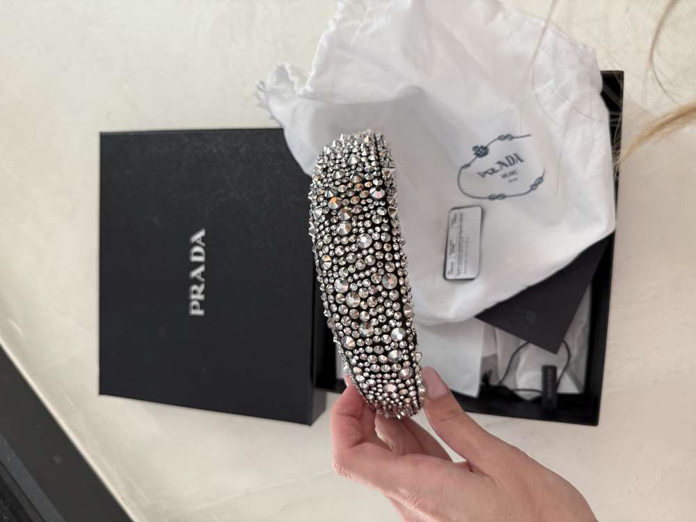 Praha čelenka s kameňmi balenie k nej ako na fotke.