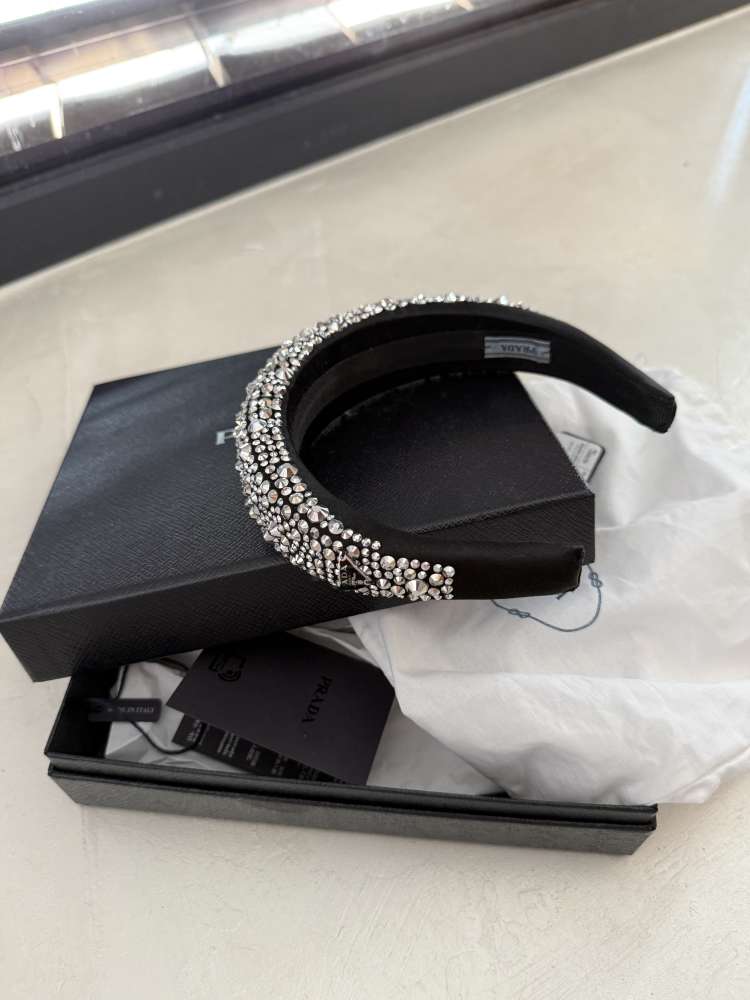 Praha čelenka s kameňmi balenie k nej ako na fotke.